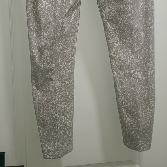 SPANX® SMALL ANKLE JEAN-ISH LEGGINGS WITH GRAY & CREAM MIX PATTERN - SIZE LARGE - Picture 6 of 16